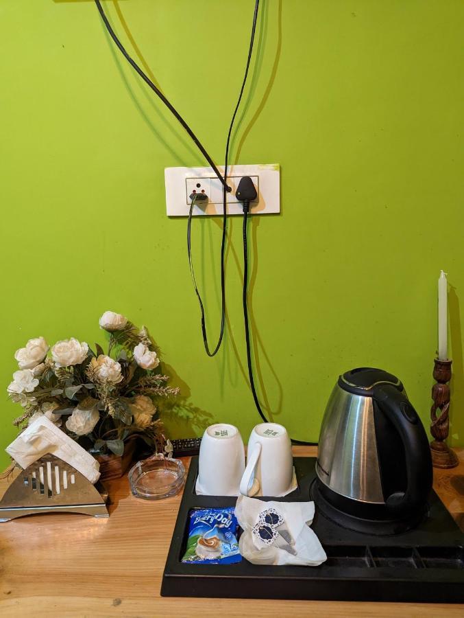 Attic Monkey Cafe & Rooms 马拉里 外观 照片